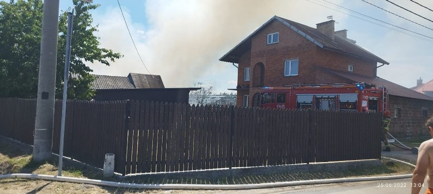 Wielki ogień w Sandomierzu. Spłonął między innym samochód