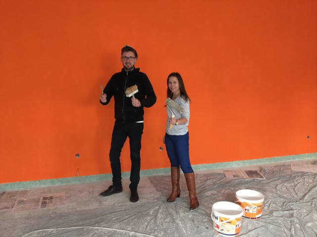 Katarzyna Czarnecka i Bartosz Kącki podczas malowania ścian w Pracowni Orange