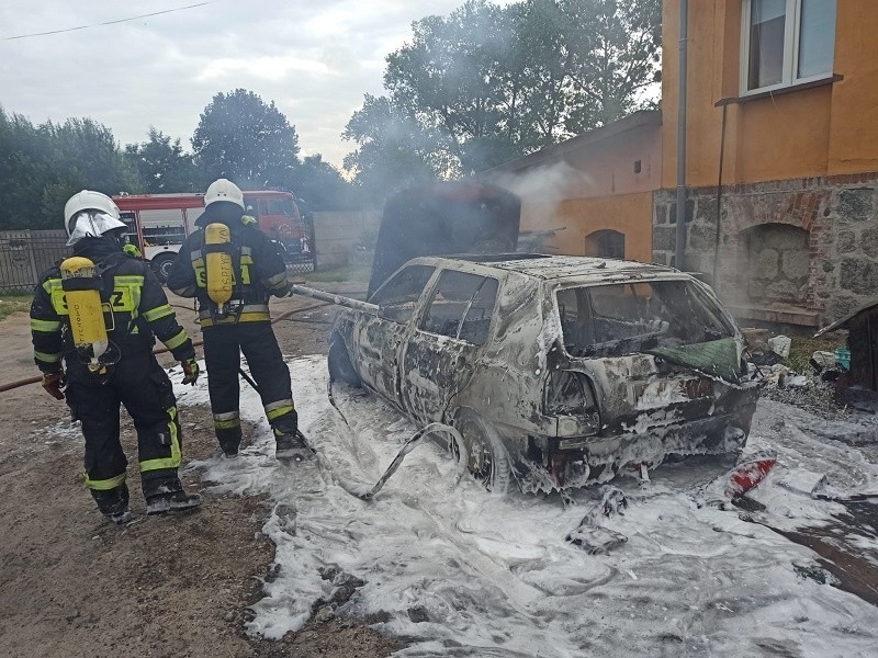 Spektakularna akcja: płonął samochód w Tychowie [zdjęcia] 