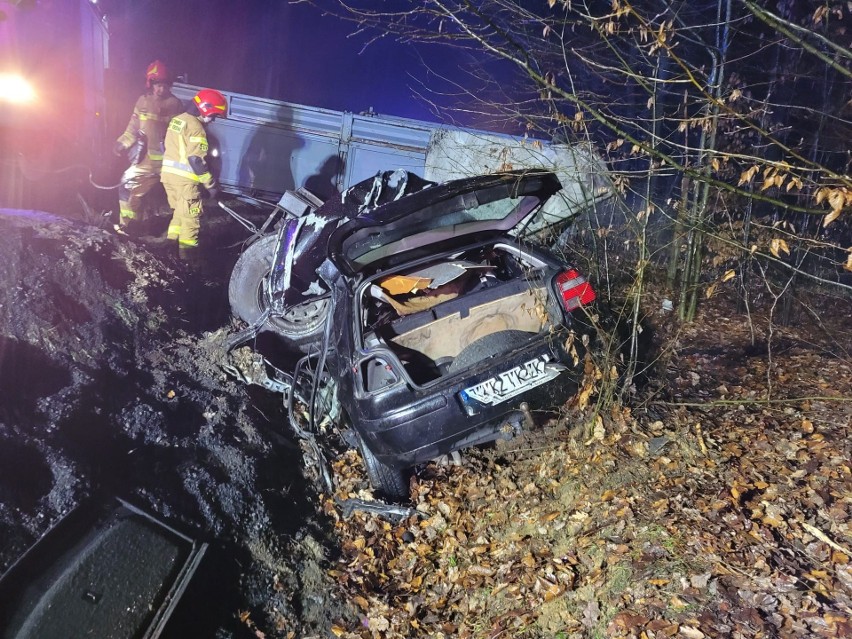 Trzy osoby zginęły w wypadku w Boronowie pod Lublińcem. Zdjęcia z miejsca tragedii