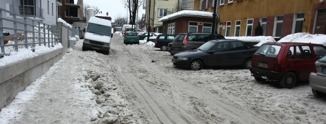 Po remoncie drogi zniknęły dwa miejsca parkingowe dla osób niepełnosprawnych - pokazuje Jacek Reszuta. - Poza tym pług nie pojawił się tu od początku zimy.
