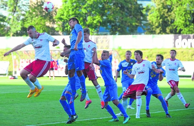 Seria porażek piłkarzy Gwardii Koszalin (niebieskie stroje) na boiskach II ligi rozpoczęła się od spotkania z ŁKS Łódź (0:1)