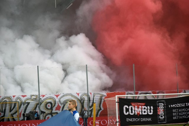 Miedź Legnica w Święto Niepodległości wysoko przegrała na własnym stadionie z Arką. Żółto-niebiescy wbili legniczanom cztery gole, nie tracąc żadnego. Spotkanie obejrzało 4726 widzów. Zobaczcie zdjęcia! 