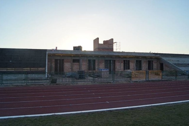 Na stadionie w Białobrzegach są już wykonane betonowe konstrukcje trybun. Trwa budowa pomieszczenia dla spikera.