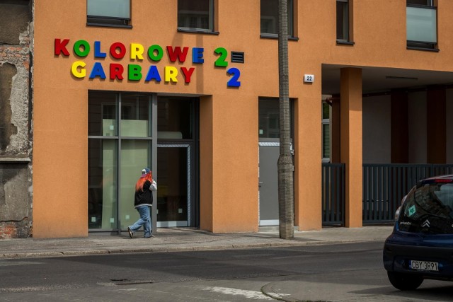 26.07.2022 bydgoszcz paskudny szyld inwestycja mieszkaniowa kolorowe garbary 22 . fot: tomasz czachorowski/polska press