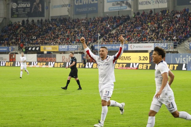 Lukas Podolski w obecnym sezonie strzelił trzy gole i zaliczył jedną asystę.Zobacz kolejne zdjęcia. Przesuwaj zdjęcia w prawo - naciśnij strzałkę lub przycisk NASTĘPNE