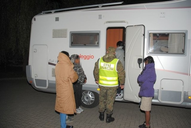 Sześć kobiet ze Sri Lanki wyjechało z Litwy do Polski. Nad transportem czuwali Włosi.