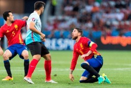 Hiszpan Sergio Ramos (z prawej) często musi pauzować za karki