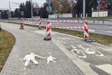 Zapadła się część chodnika i ścieżki rowerowej na ul. Choiny w Lublinie. Przy drodze wyremontowanej półtora roku temu