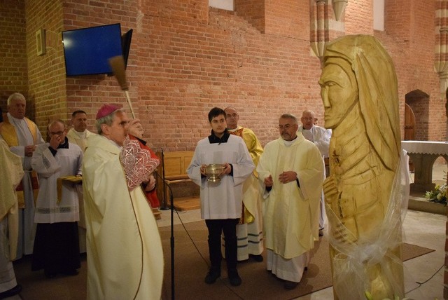 Przed końcowym błogosławieństwem biskup Krzysztof Nitkiewicz dokonał poświęcenia figury błogosławionej Salomei, którą wykonał rzeźbiarz Zenon Bednarski.