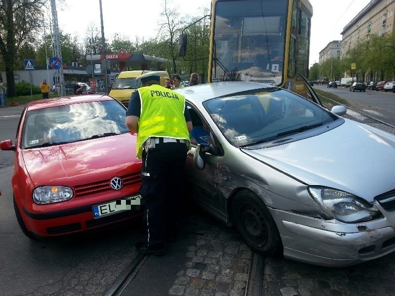 Kierująca golfem wepchnęła citroena pod tramwaj na ul. Wojska Polskiego [ZDJĘCIA]