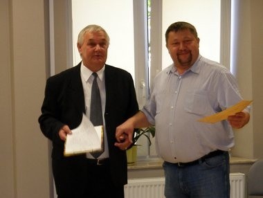 Zbigniew Jan Rutkowski ( z lewej) opowiadał podczas wernisażu o swojej twórczości