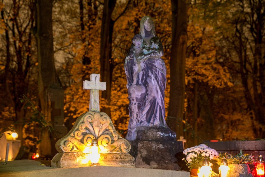 Cmentarz Rakowicki w Krakowie wieczorem w dzień Wszystkich...