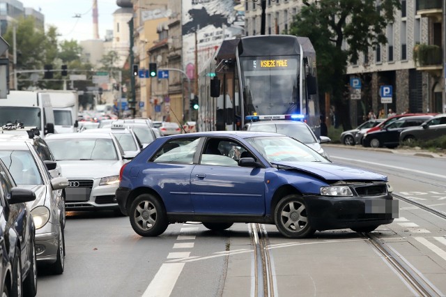 Zderzyły się 2 samochody osobowe. Zablokowany przejazd tramwajów przez skrzyżowanie.