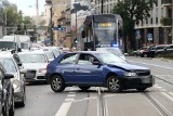 Wypadek na ul. Traugutta we Wrocławiu. Samochody zablokowały skrzyżowanie. Tramwaje nie pojadą na Księże Małe