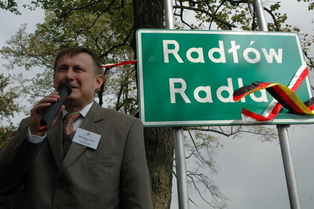 Przełamywanie oporów prawnych i psychologicznych trwało ponad trzy lata. Ustawę przyjęto w styczniu 2005, pierwsze dwujęzyczne tablice w gminie Radłów stanęły w roku 2008.