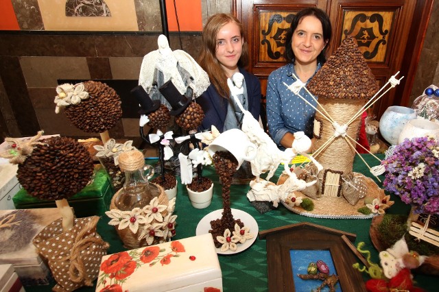 Magdalena Papros-Gołąb (z prawej) z córką Anną przyjechały z Miedzianej Góry. Na tym stoisku uwagę zwracały ozdoby z kawy.