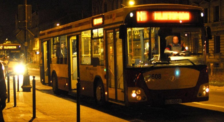 Sosnowiec: Brutalny pasażer autobusu zatrzymany. 27-latek wyzywał pasażera od pedałów i pobił studenta, który stanął w jego obronie