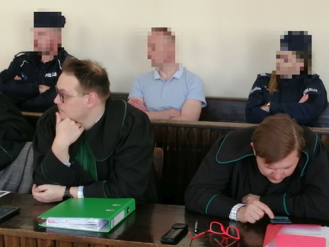 Na ławie oskarżonych zasiada sześć osób. Wśród nich jest 35-letni Kamil C. (na zdjęciu), czyli główny oskarżony, który usłyszał aż 20 zarzutów
