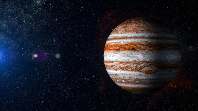 Planeta jest większa niż Jowisz, ale lżejsza od niego 7 razy! Jej gęstość jest mniejsza niż gęstość piany