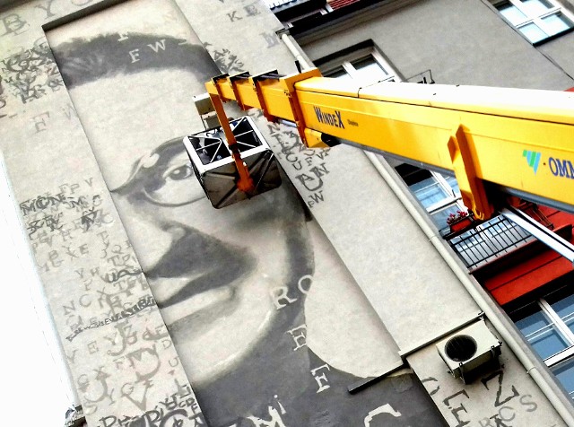 Na ulicy Gdańskiej w Bydgoszczy - na ścianie budynku przylegającego do Bydgoskiego Centrum Finansowego (dawna "Drukarnia") powstał mural upamiętniający Mariana Rejewskiego - bydgoszczanina, który złamał niemiecką maszynę szyfrującą "Enigma". Zobacz wideo z Gdańskiej: