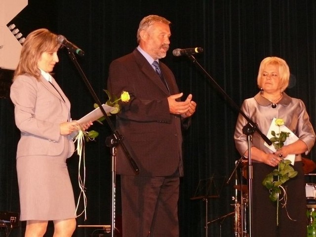 Nagrody Świętokrzyskiego Kuratora Oświaty otrzymały Jolanta Dobosz z III Liceum Ogólnokształcącego (po lewej) i Anna Sławek z Zespołu Szkół Zawodowych nr 1. Wręczył je wicekurator Lucjan Pietrzczyk.
