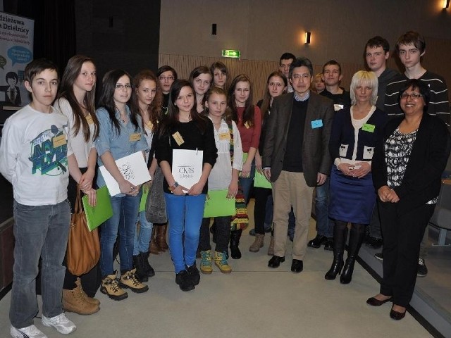 Stąporkowscy uczniowie, doradcy burmistrz Doroty Łukomskiej (na pierwszym planie, druga z prawej) wzięli udział w młodzieżowej konferencji w Warszawie. Na zdjęciu także wykładowcy akademiccy.