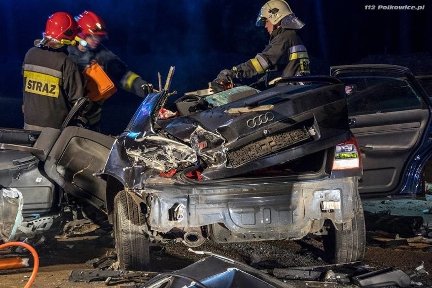 Wypadek pod Lubinem. Cztery młode osoby ranne, jedna walczy o życie [ZDJĘCIA]