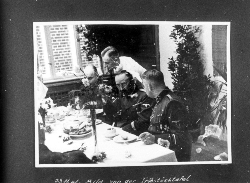 Himmler dyskutował przy kawie z oficerami SS w budynku...