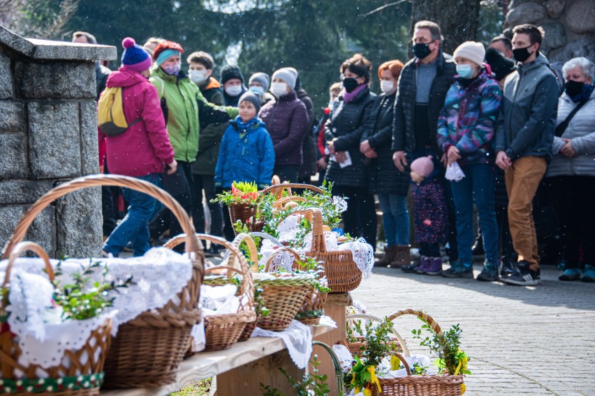 Podhale. Górale święcili koszyczki. W pandemicznej rzeczywistości, ale tradycja została zachowana [ZDJĘCIA]