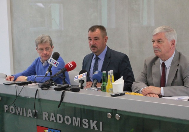 Od lewej: Jarosław Daszkiewicz, kierownik Biura Funduszy Unijnych,  starosta Mirosław Ślifirczyk i naczelnik Wydziału Promocji  Marek Oleszczuk.