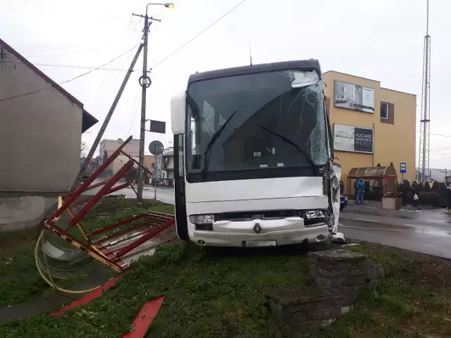 Kolizja w Chełmku. Udział w niej wzięły osobówka, autobus i dwie ciężarówki