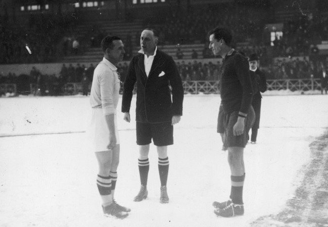 Grudzień 1933, Bruksela, mecz Diables Rouges - Kraków (5:7)....