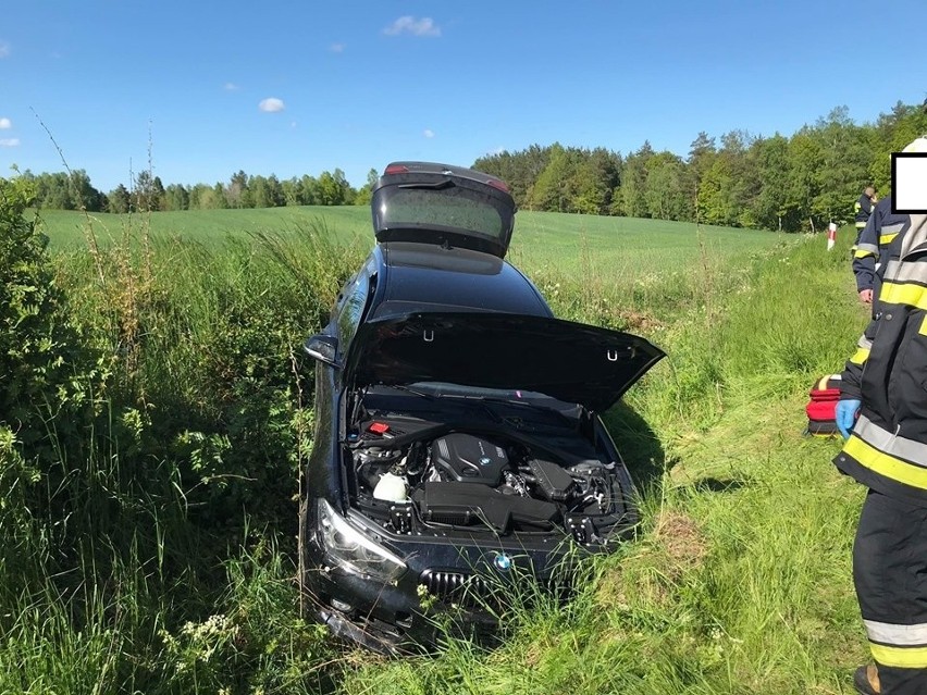 Siał postrach na wsi. Kompletnie pijany kierowca BMW wjechał do rowu. Obrażał strażaków i policjantów (zdjęcia)