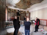Zobaczcie, jak przebiegają prace renowacyjne w barokowej Sali Rajców brzeskiego ratusza. Kiedy zakończenie remontu?