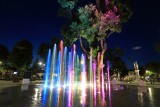 Rynek i kolorowa fontanna we Włoszczowie nocą robią niesamowite wrażenie. Zobacz zdjęcia