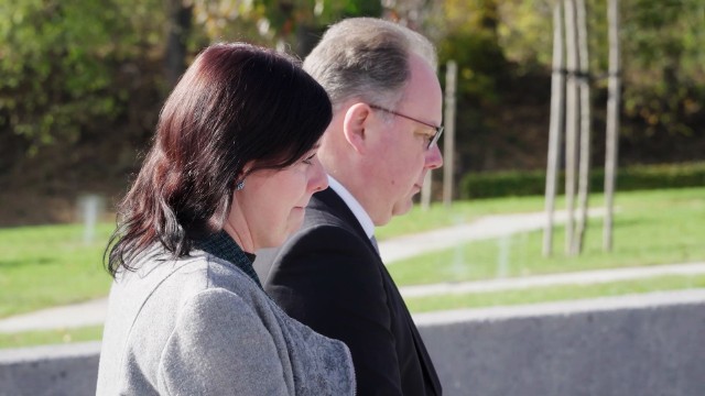 Harald Hinrichs, burmistrz Esens, wraz z żoną podczas wizyty w Markowej w październiku 2022 r.