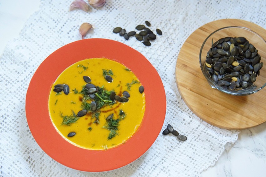 Rozgrzewająca zupa dyniowa to idealne danie na jesień i...