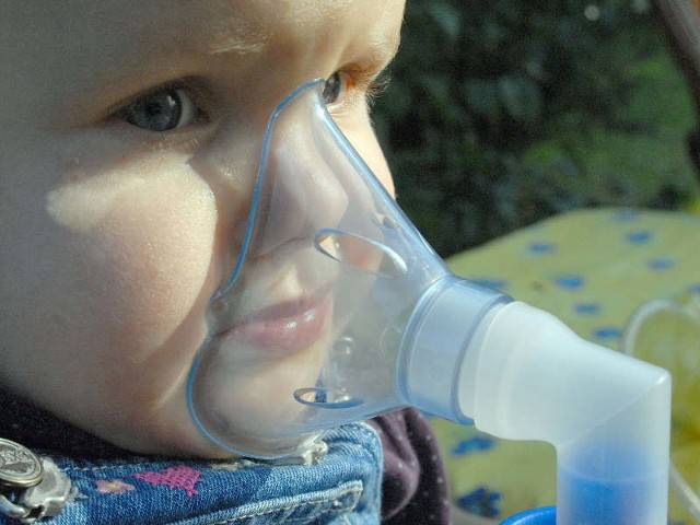 U 2-letniej Karolinki alergolog podejrzewa astmę. Dziewczynka kilka razy w roku choruje na zapalenie oskrzeli. Aby opanować chorobę dziecko potrzebuje wziewnych leków przeciwzapalnych, które dostaje z pomocą inhalatora.
