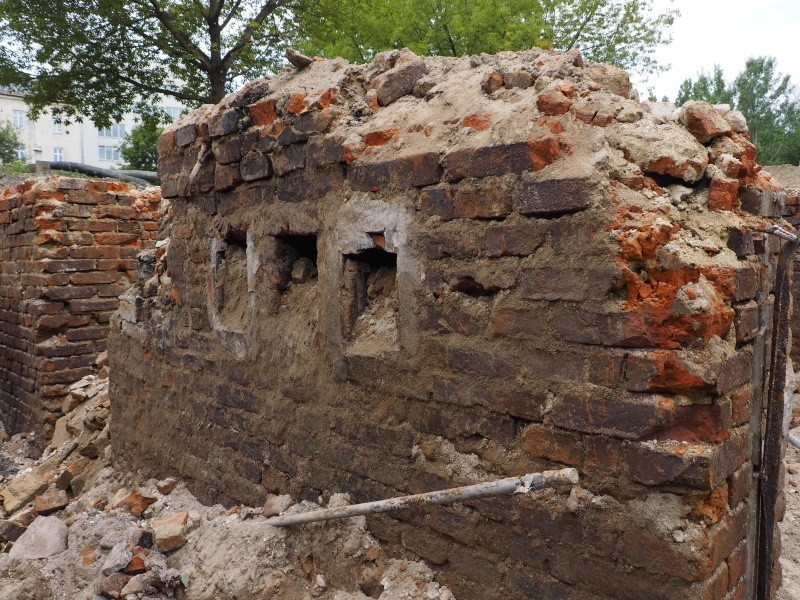 Kraków. Mury odsłonięte przez archeologów na placu budowy przy ul. Lubicz. Będzie więcej znalezisk?