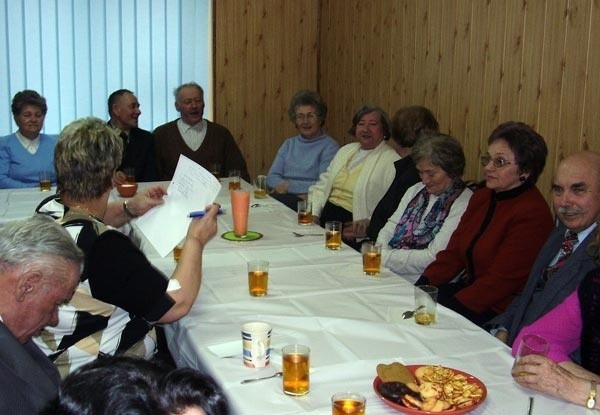 Klub Seniora "Zacisze&#8221; liczy około 20 członków. Emerytowane nauczycielki chętnie pomogą dzieciom w szkolnych zaległościach.  