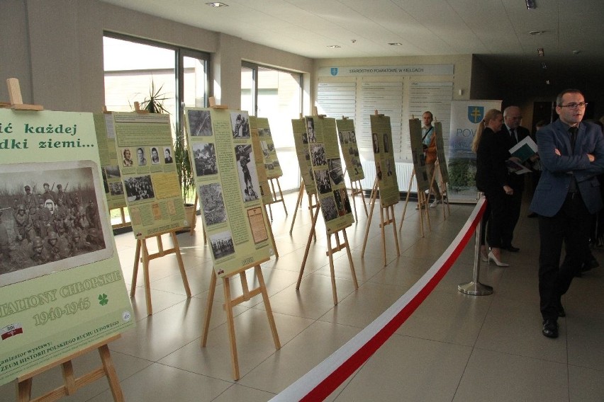 Wystawa poświęcona oddziałom Batalionów Chłopskich otwarta w Starostwie Powiatowym w Kielcach