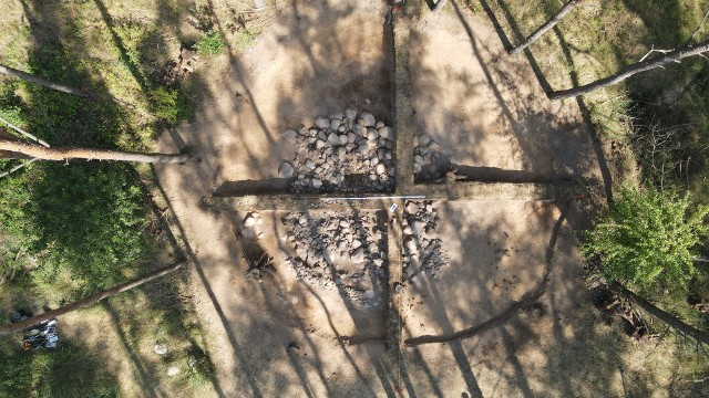 Leśnicy wraz z pracownikami i studentami Wydziału Archeologii Uniwersytetu im. Adama Mickiewicza w Poznaniu zakończyli sezon badań nekropoli z początków naszej ery w Mirosławiu.