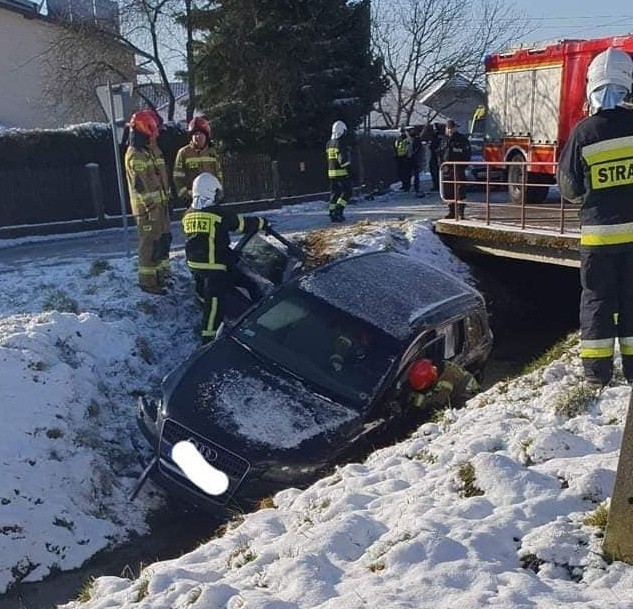 Pijany kierowca audi Q7 wpadł do rowu melioracyjnego w miejscowości Warzyce w powiecie jasielskim [ZDJĘCIA]