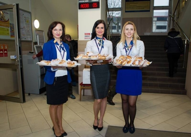 Urząd Miejski w Białymstoku rozdawał pączki dla mieszkańców (zdjęcia)