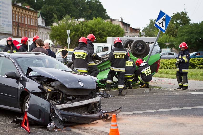 Groźny wypadek na placu Poznańskim w Bydgoszczy. Zderzyły się dwa samochody, są ranni [zdjęcia, wideo]