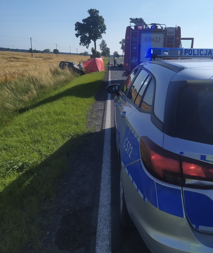 W wyniku zderzenia pojazdów 49-letni kierowca volkswagena...