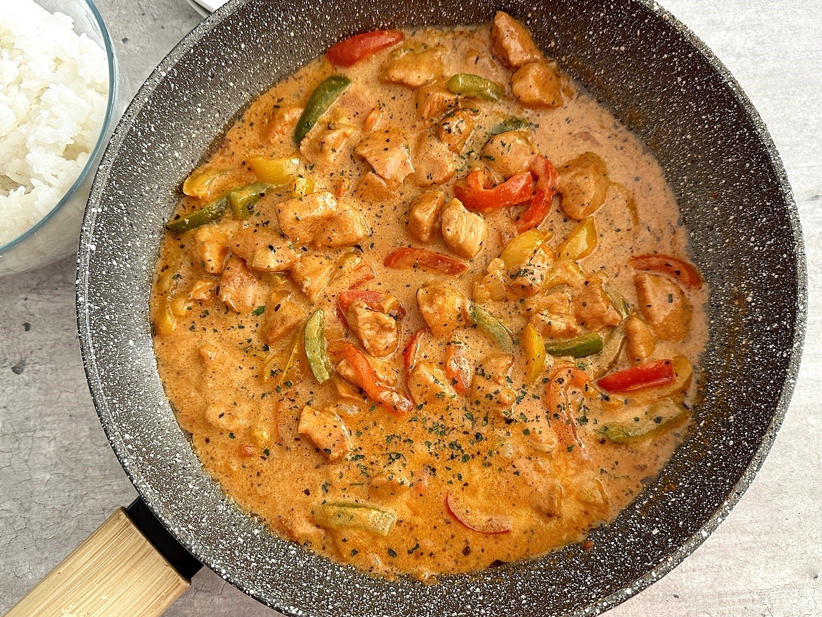 Instant Chicken Paprika Sauce – The dish is filling, tasty and easy to prepare.  Recipe for dinner with chicken and peppers
