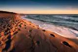Najpiękniejsze plaże nad Bałtykiem. Tu warto wybrać się na wakacje nad morze! Czysta woda piękny piasek i atrakcje. RANKING NA SEZON 2023