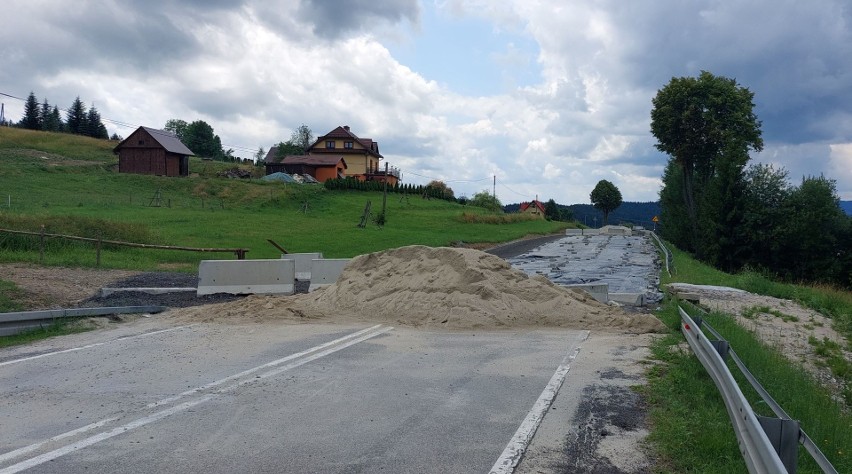 Osuwisko na DK 28 w Kasinie Wielkiej. Ekspertyza będzie gotowa pod koniec listopada. Potem zdecydują, co z drogą